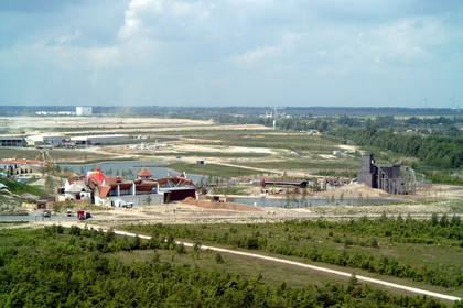 Blick vom Aussichtsturm Bistumshöhe auf den Freizeitpark Belantis 2002 mit Spanischem Dorf und Geisterbahn