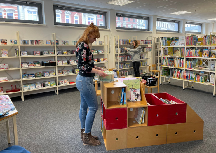 Kinderbibliothek Phonothek in der Bibliothek Reudnitz mit Bücherregalen und einer Hörstation