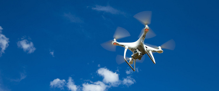 Eine Drohne mit Fotoapparat am Himmel