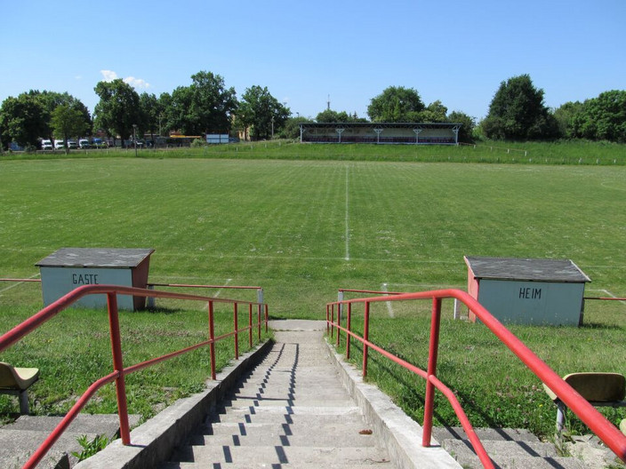 Eine Treppe führt zum Hauptspielfeld des Erich-Steinfurth-Stadions.