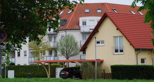 Einfamilienhäuser in Engelsdorf mit Rasenfläche davor.
