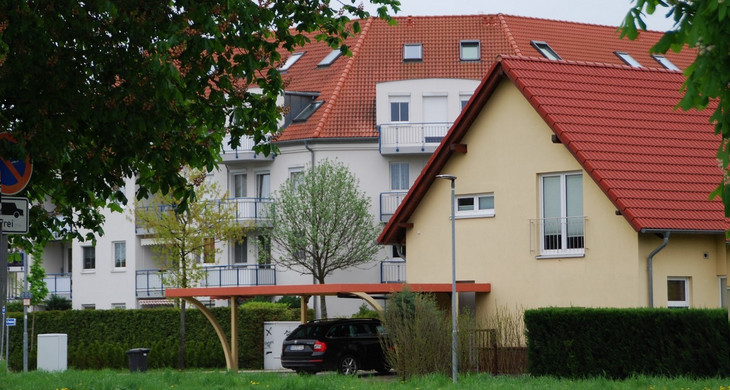 Einfamilienhäuser in Engelsdorf mit Rasenfläche davor.