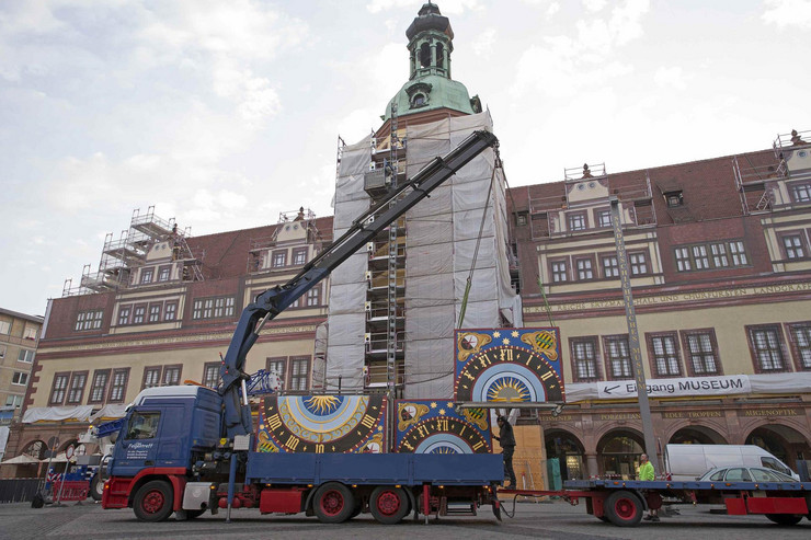 Mit einem Krank werden die Ziffernblätter der Uhren am Alten Rathaus Leipzig montiert.