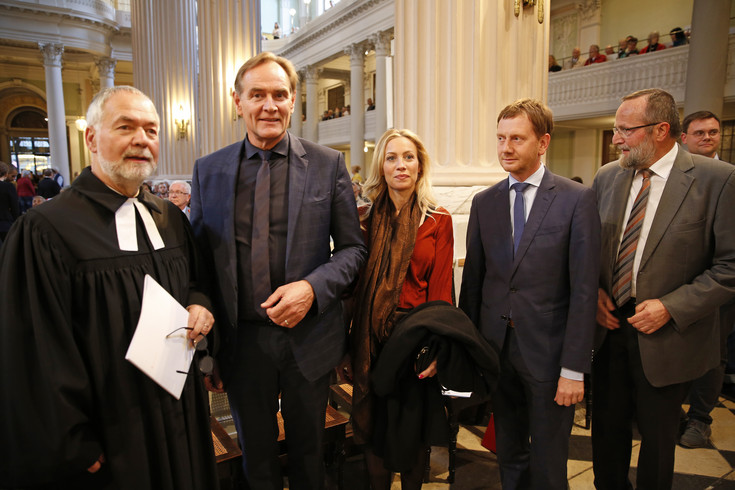 Markus Meckel, Burkhard Jung und seine Frau und der sächsische Ministerpräsident Michael Kretschmer stehen beisammen.