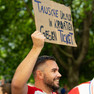 Kroatischer Fan hält Schild mit Aufschrift "Tausche Urlaub in Kroatien gegen Ticket"