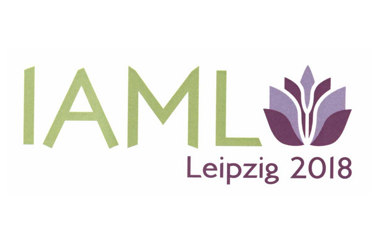 Logo des Kongresses der Internationalen Vereinigung der Musikbibliotheken, Musikarchive und Musikdokumentationszentren (IAML). IAML in grünen Buchstaben auf weißem Grund dazu eine lila Blüte mit dem Schriftzug Leipzig 2018