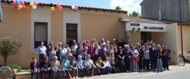Gruppenfoto vorm Maison des Associations in Althen des Paluds: Teilnehmer aus dem deutschen und dem französischen Althen