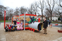 Bürgermeister Heiko Rosental und viele Kinder auf einem großen Spielgerät in Form einer Lok.