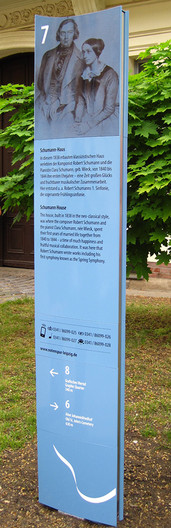 Stele der Leipziger Notenspur mit einem Bildnis von Robert und Clara Schumann und Infotext zum Schuman-Haus