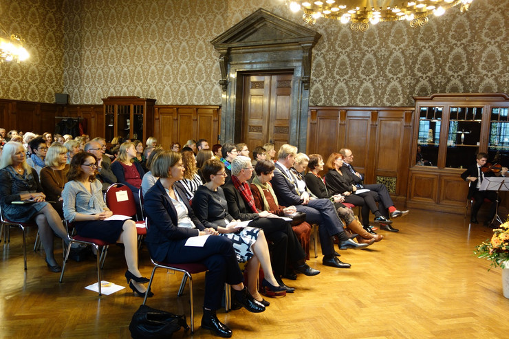 Publikum bei der Preisverleihung des Lousie-Otto-Peters-Preises in einem Saal des Neuen Rathauses.