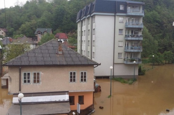 Häuser stehen in braunem Hochwasser