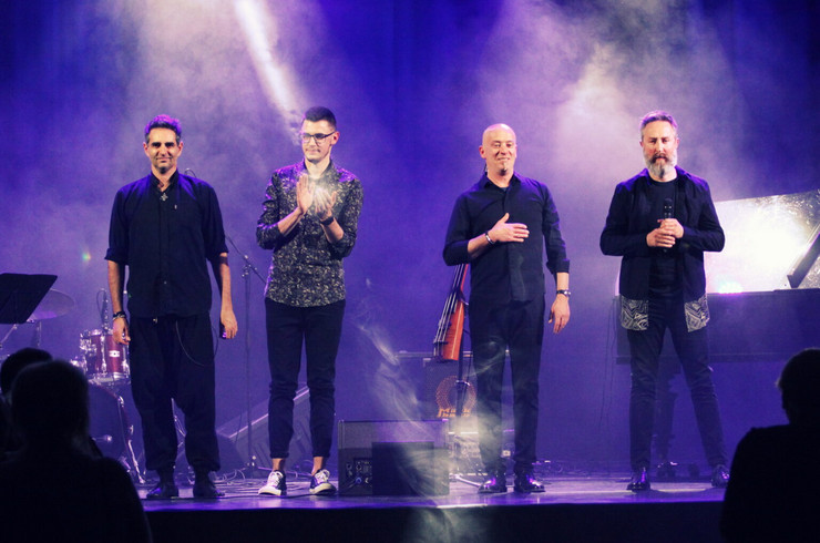 Die vier Musiker des Luka Mazur Quartetts stehen auf einer Bühne und bedanken sich beim Publikum. 