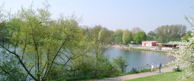 Der See "Bagger" mit Spaziergängern und einem Rundweg um den See.