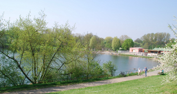 Der See "Bagger" mit Spaziergängern und einem Rundweg um den See.