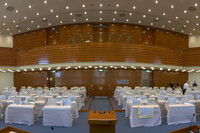 großer beleuchteter Ratssaal für Sitzungen