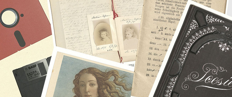 Übereinander liegen Tagebuchausschnitte, Disketten, eine alte Postkarte und der Einband eines Poesiealbums
