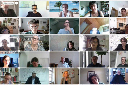Screenshot einer Videokonferenz, auf der kleinteilig die einzelnen Bildschirmausschnitte der Teilnehmenden zu sehen sind.