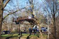 Die neue Holzbrücke schwebt an einem Kran über dem Teich im Johannapark