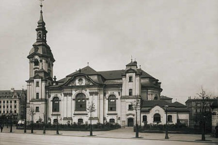 Altes Schwarz-Weiß-Foto der Johanniskirche