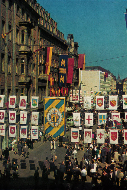 Mit Fahnen geschmückte Petersstraße 1965