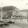 Die Abbildung zeigt eine Außenansicht des Leipziger Hauptbahnhofs vom Dittrichring aus gesehen.