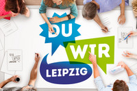 An einem Tisch sitzen viele Menschen und reden miteinander. Einige halten Stifte und schreiben. Darauf das Logo "Du Wir Leipzig"