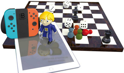 Schachspielbrett mit Spielfiguren, Würfeln und einem Tablet
