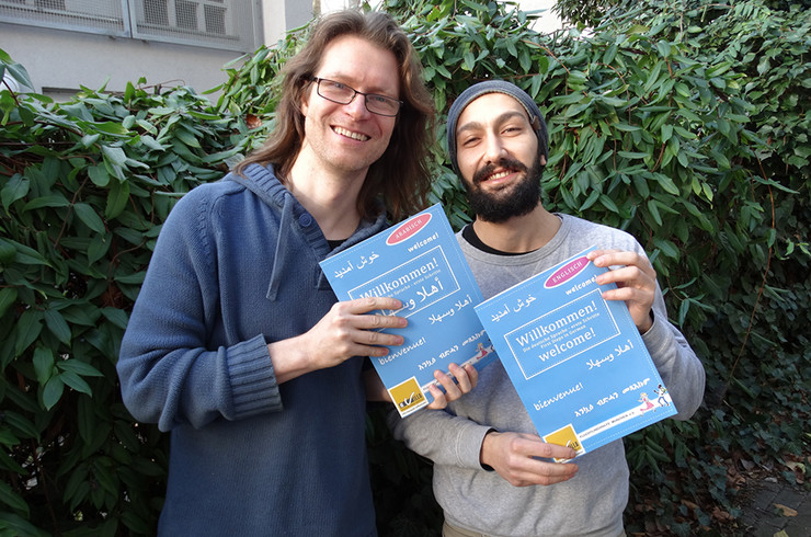 Oliver Reiner und Soubhi Shami von der "VILLA" mit zwei Exemplaren ihres Sprachlernbuches