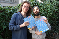 Oliver Reiner und Soubhi Shami von der "VILLA" mit zwei Exemplaren ihres Sprachlernbuches