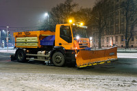 Fahrzeug der Stadtreinigung beim Schneeschieben am Wilhelm-Liebknecht-Platz