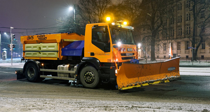Fahrzeug der Stadtreinigung beim Schneeschieben am Wilhelm-Liebknecht-Platz
