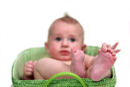 Foto eines Säuglings, der in einem grünen Korb liegt