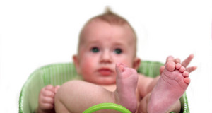 Foto eines Säuglings, der in einem grünen Korb liegt