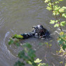 Ein Taucher schwimmt in einem Fluss