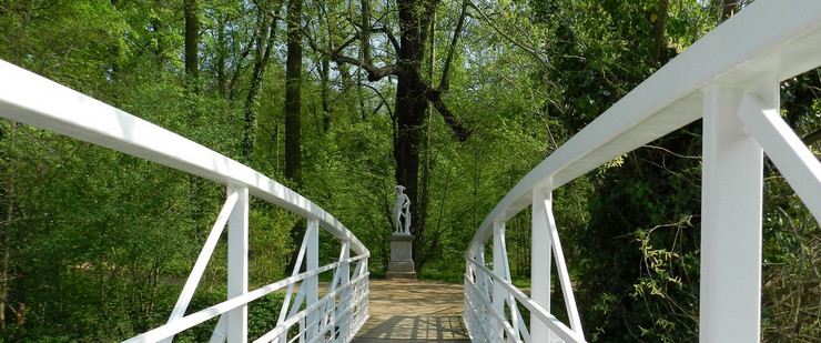 Die Weiße Brücke im Park in Lützschena-Stahmeln. Sie führt direkt auf eine Statue.