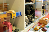 Sammlungsobjekte, darunter Schulranzen, Tafelkreide und Brottaschen, in geöffneten Schränken des Schaudepots zur Schule in der DDR
