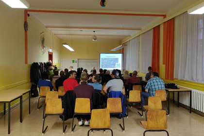 Gruppe von Menschen in einem Klassenzimmer der 56. Oberschule bei einer Teilnehmerversammlung des Flurbereinigungsverfahren Knauthainer Elstermühlgraben