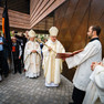 Dr. Heiner Koch, Bischof von Dresden-Meißen, klopft mit seinem Bischofsstab an die Tür der neuen Propsteikirche in Leipzig, um diese für den feierlichen Weiheakt zu öffnen.