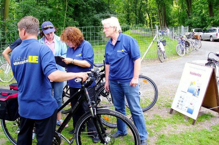 Mitarbeiter des Bürgerdienstes LE bei einer Fahrradcodierung