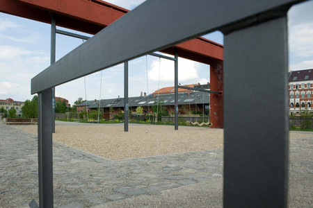 Blick auf den ehemaligen Plagwitzer Bahnhof als gestaltete Fläche mit Metallobjekten