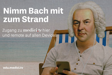 Bild in Art eines Gemäldes von Johann Sebastian Bach in einem Liegestuhl am Strand, in der Hand ein Smartphone und Kopfhörer im Ohr