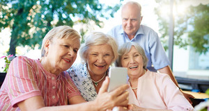 Senioren machen ein Selfie mit dem Handy