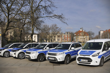 Dienstfahrzeuge der Polizeibehörde, aufgestellt auf dem Simsonplatz 