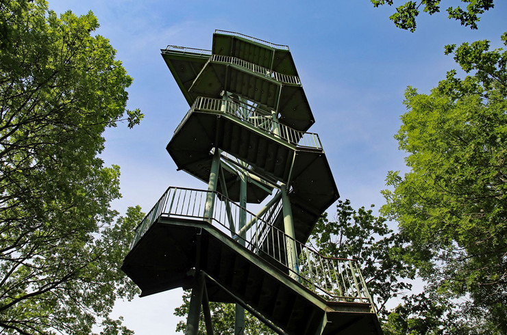 Blick von unten hinauf zum wendeltreppenartig gewundenen Aussichtsturm im Leipziger Rosental