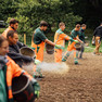 Auszubildende des Eigenbetriebes Stadtreinigung Leipzig bringen Saatgut im Johannapark aus
