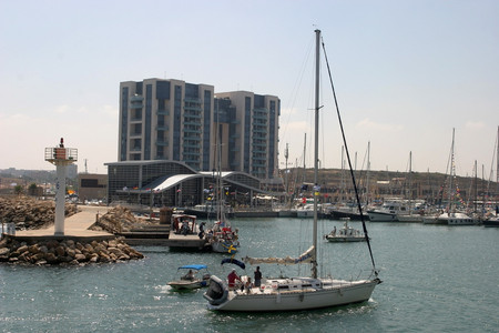 Segelschiff im Hafen von Herzliya