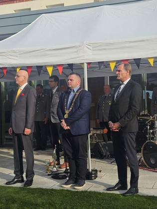 Nebeneinander stehend: Botschafter Cord Meier-Klodt, Dublins Oberbürgermeister Daithí de Róiste und Oberbürgermeister Burkhard Jung bei den Feierlichkeiten in der Residenz des deutschen Botschafters.