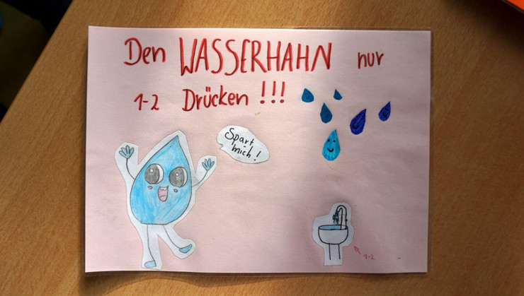 Eine Zeichnung von Wassertropfen und Wasserhahn, Überschrift: "Den Wasserhahn nur 1-2 Mal drücken!"