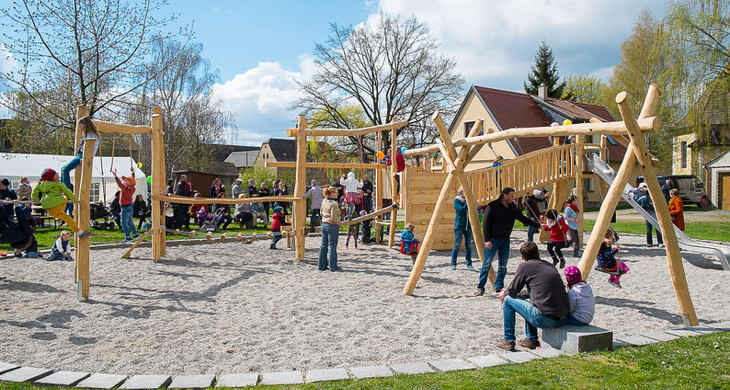 Spielplatz in Hohenheida mit spielenden Kindern und Eltern