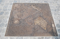 Die bronzene Tafel zeigt den Verlauf der Straßen durch Mitteleuropa und durch den spätmittelalterlichen Stadtgrundriss Leipzigs mit seinen Stadttoren und den angrenzenden Flüssen.